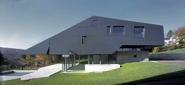 Haus am Hang -futuristic-house-design-kronberg-Meixner-Schlüter-Wendt-Architekten