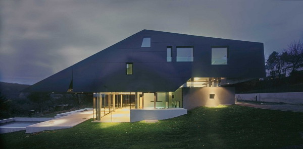 Casa na encosta futuristic-house-design-minimalista-slope