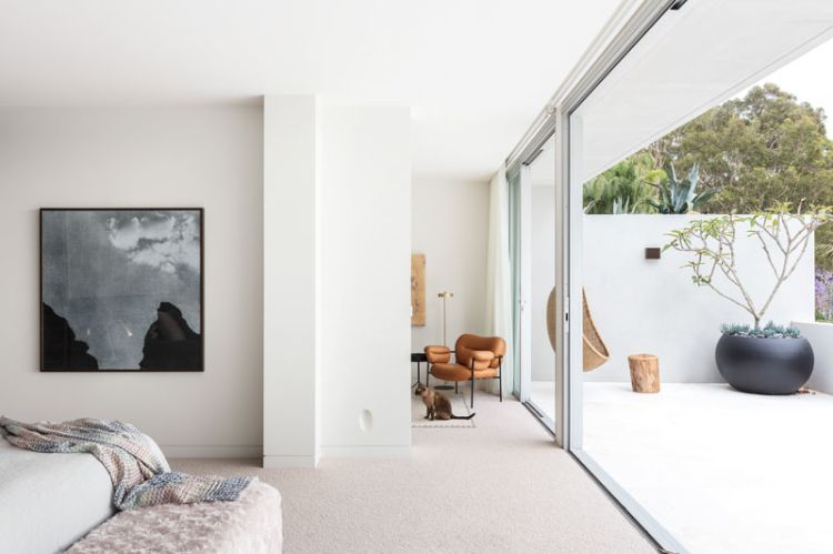 casa à beira da água comprar refúgio lote de terreno à beira do lago zona da costa de relaxamento quarto interior varanda com porta de correr de vidro