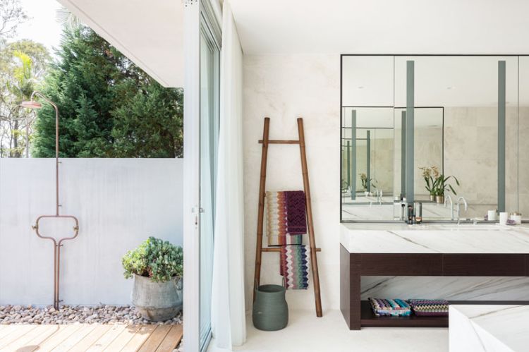 casa à beira da água comprar santuário lote de terreno à beira do lago relaxamento zona ribeirinha quarto interior porta de correr de vidro terraço espelho veanda