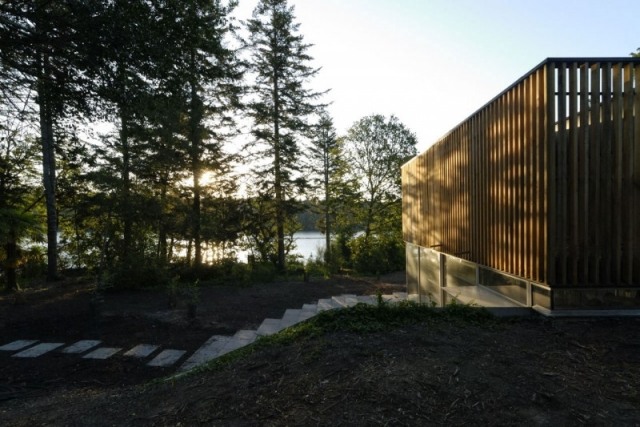 casa estrutura residencial escada de pedra materiais naturais dominam