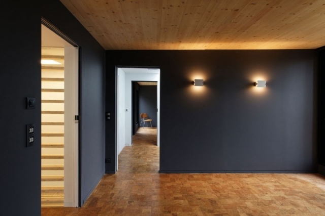 madeira clara preta contrasta com iluminação suave