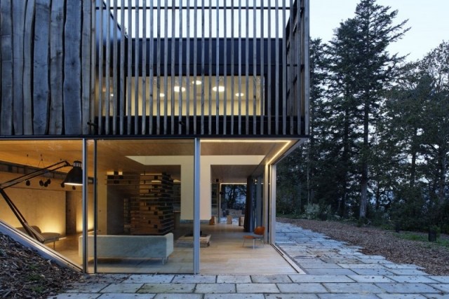 Casa moderna de férias atuais no meio da natureza