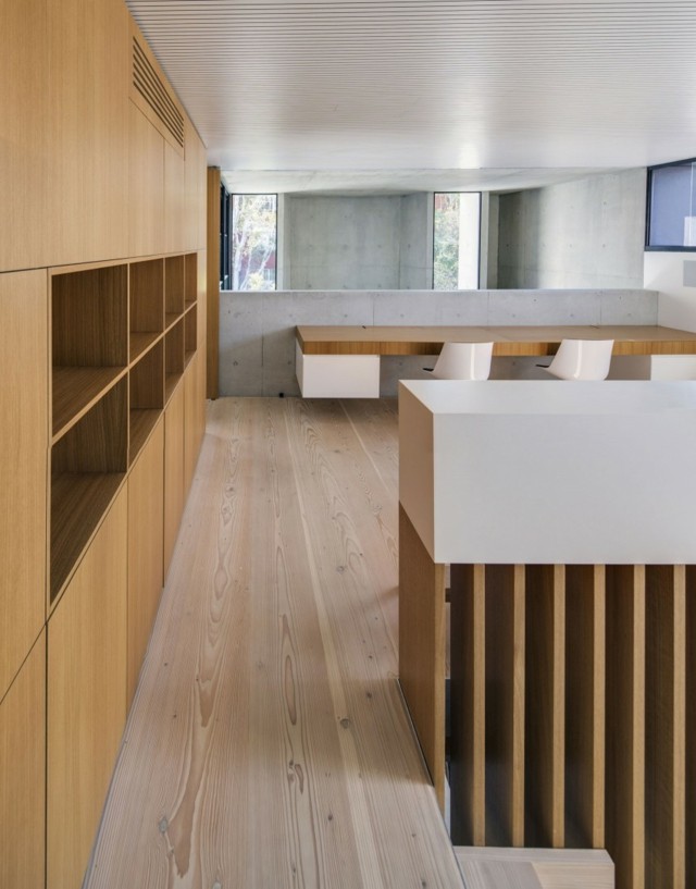 Sistema de estante, móveis embutidos de madeira no segundo andar