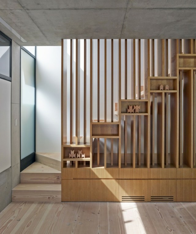 Escadas interiores de madeira corrimão molduras armários baixos sistema de prateleiras