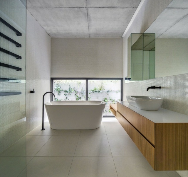 Banheira, banheiro, configuração moderada, armário de base de lavatório, espelho longo
