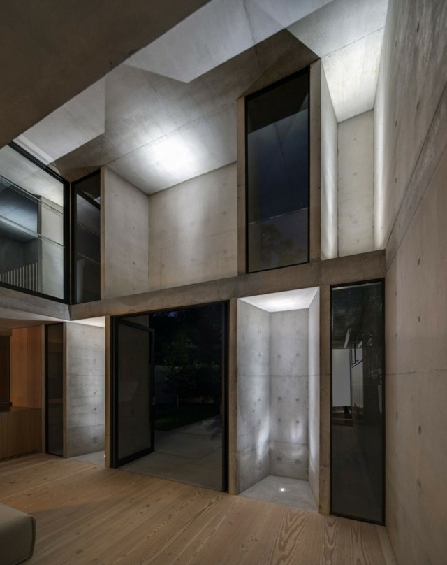 Projeto de fachada compacta de construção sólida em concreto de um volume