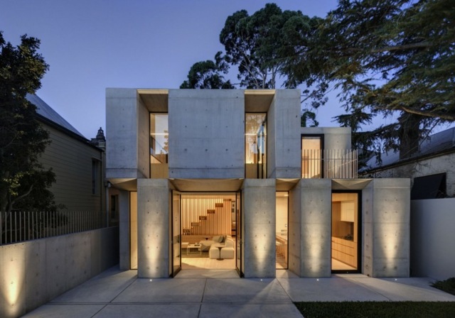 Projeto de construção de porta de vidro na austrália piso de concreto janelas compridas estreitas