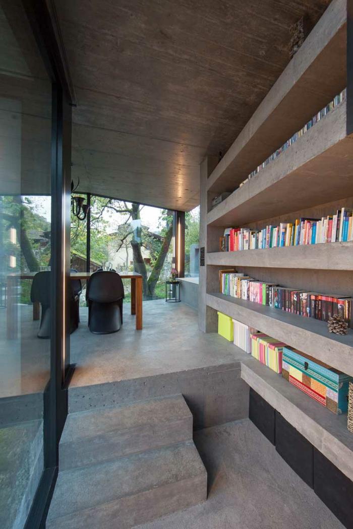 prateleira embutida escada de concreto livros mesa de jantar
