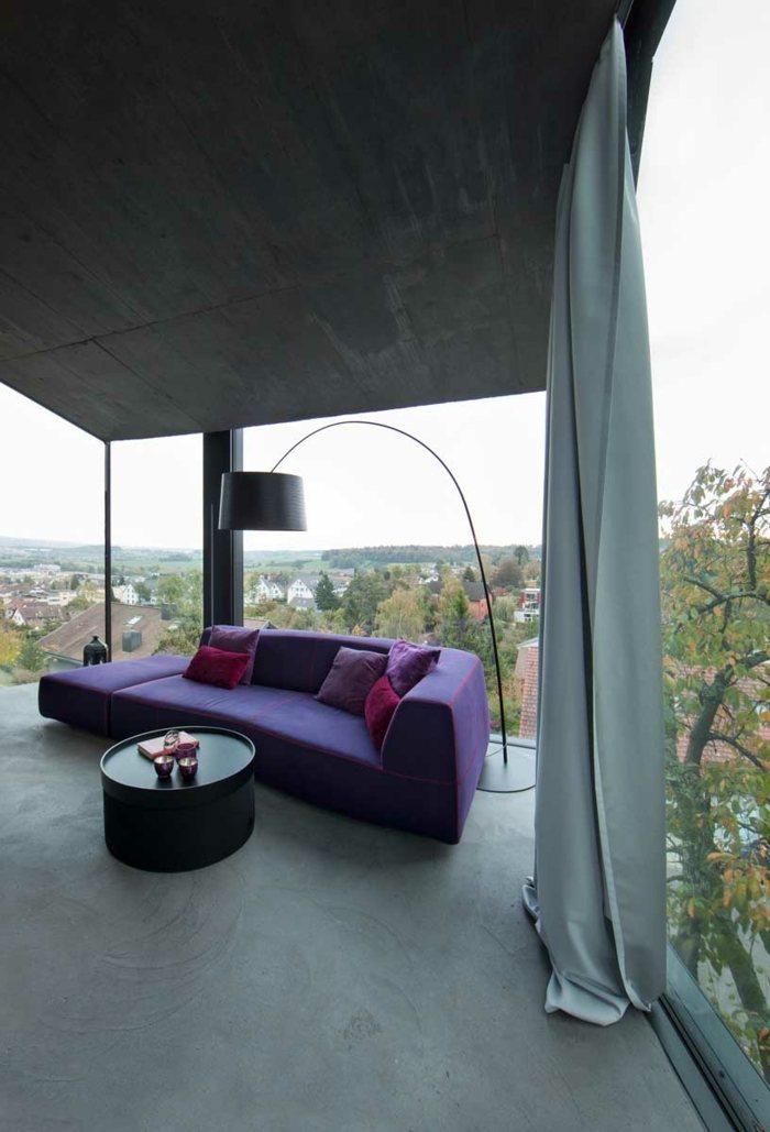 sala de estar roxa moderna mesa de centro sofá cortinas cinza