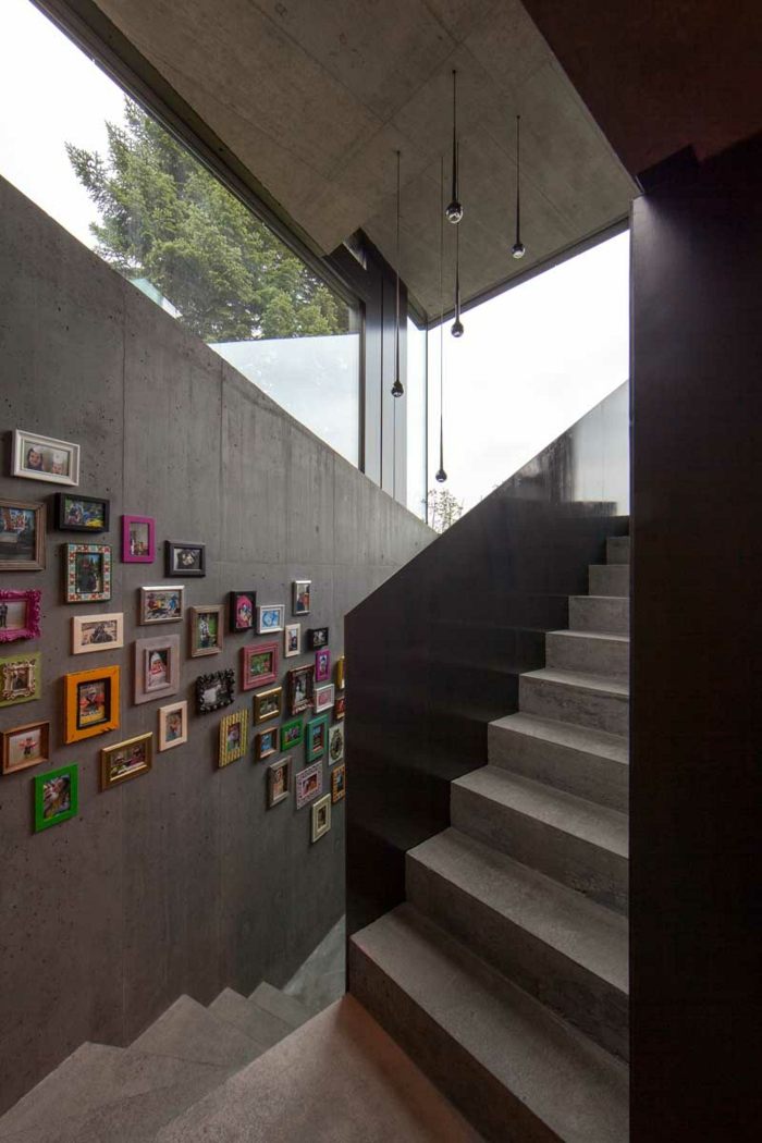 escada de concreto moldura para janela colorida corrimão de alto brilho