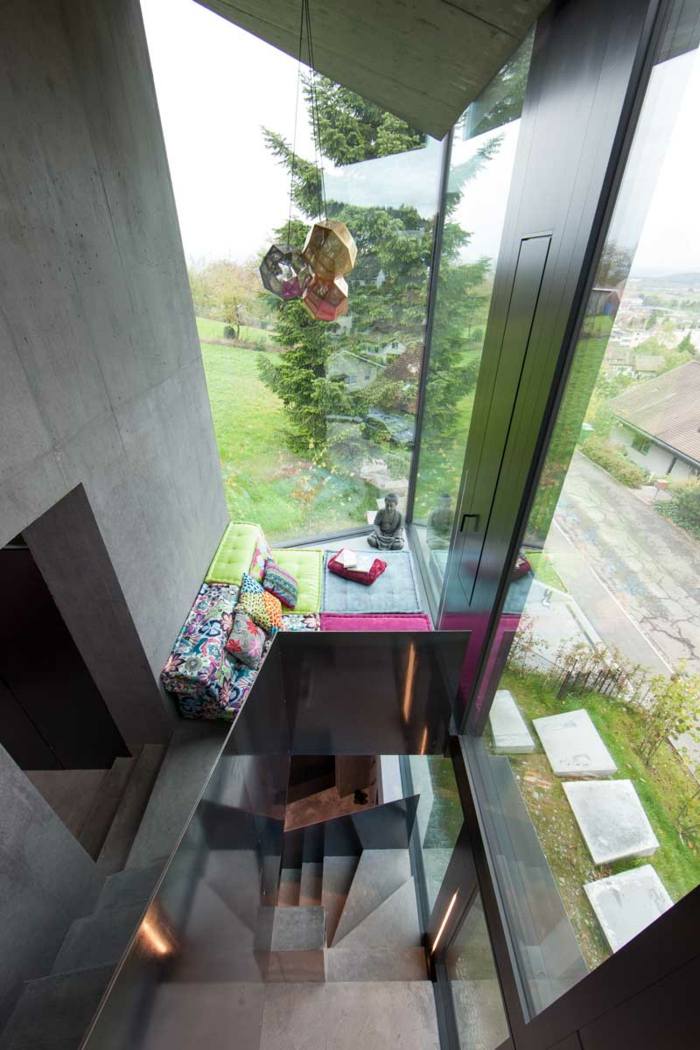 prédio de apartamentos escada de zurique canto de leitura de concreto almofadas de estofamento coloridas