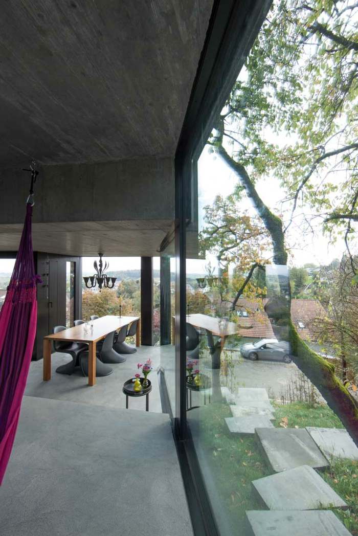 área de jantar janelas grandes piso de concreto design moderno