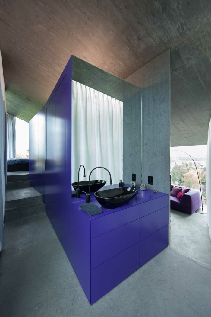 banheiro roxo pia preto cinza concreto