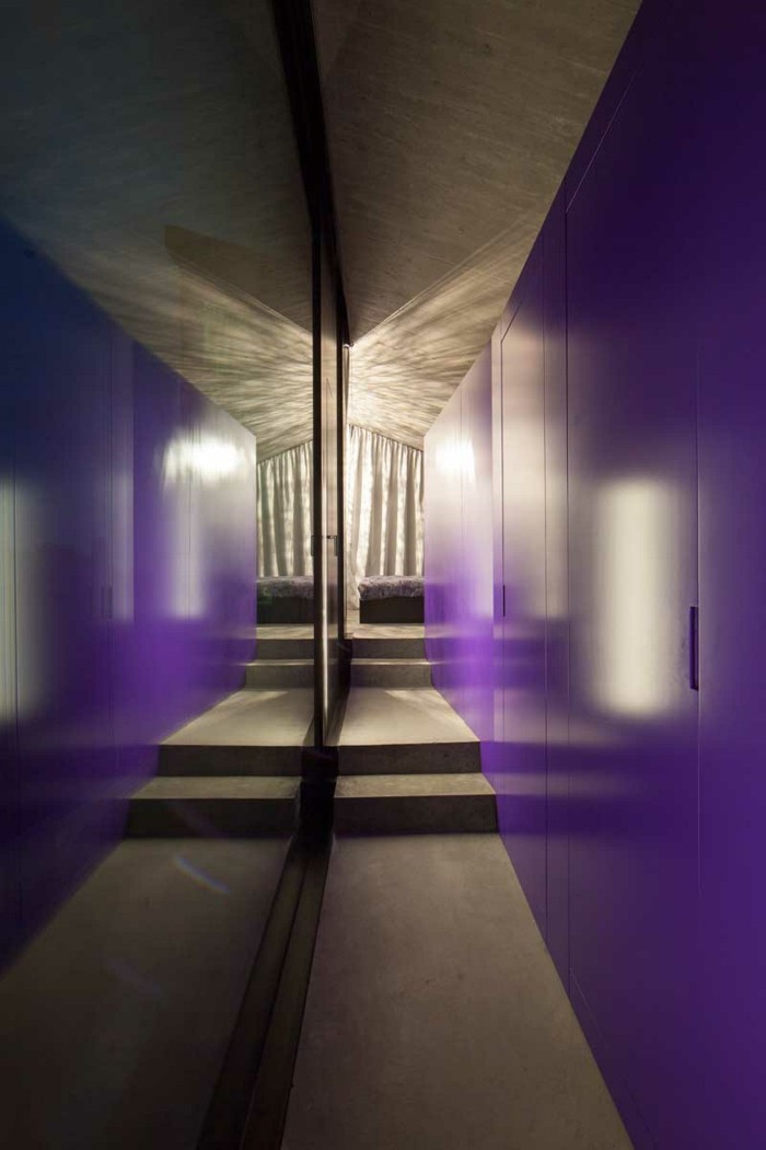 edifício residencial corredor closet quarto roxo degraus arquitetura moderna