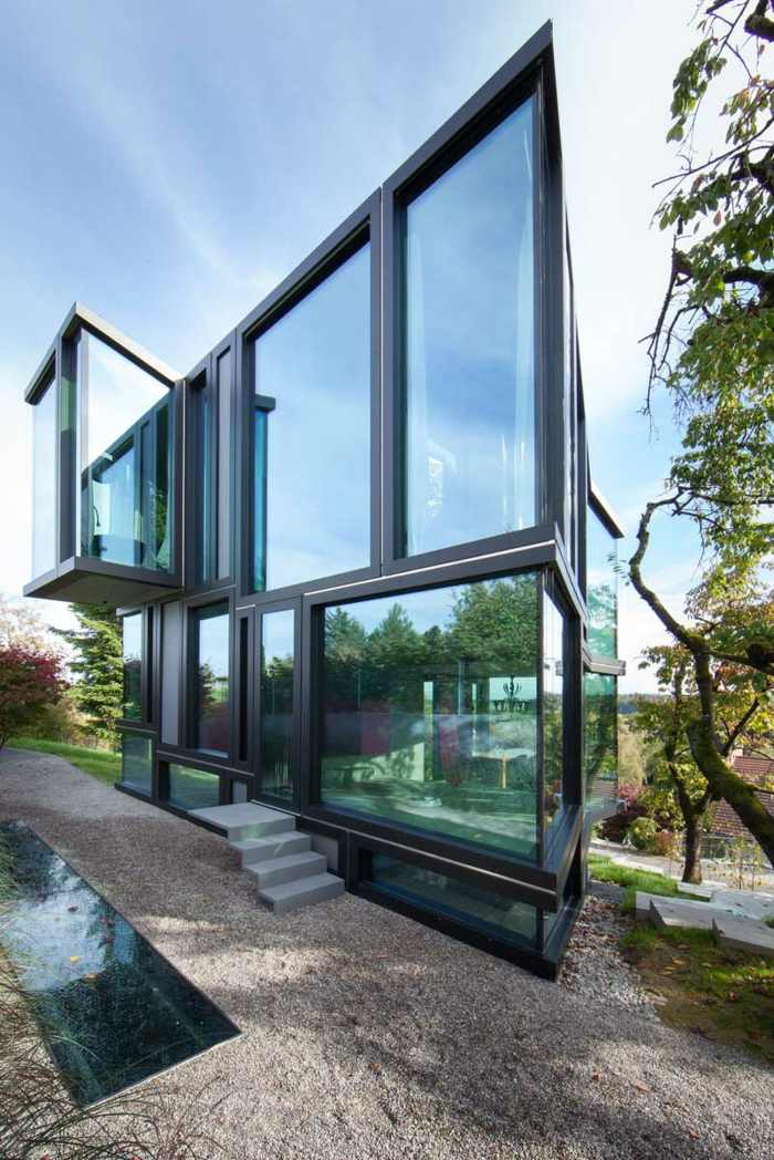 casa feita de vidro arquitetura de zurique entrada jardim caminho