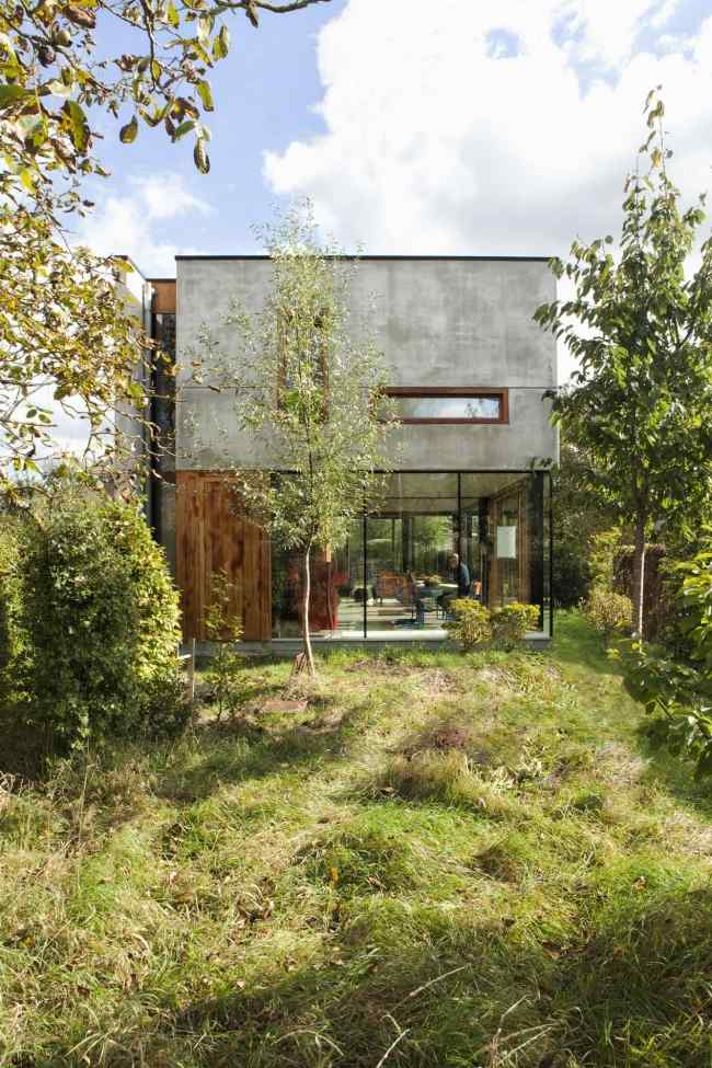 Casa de concreto com telhado plano - Gepo Belgium OYO estúdio de arquitetura com efeito de jardim coberto