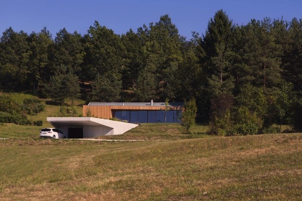 casa de madeira moderna longe da floresta