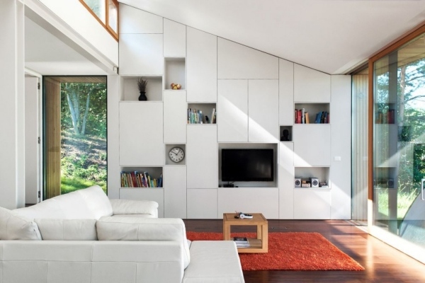 casa de madeira moderna na sala de estar da floresta