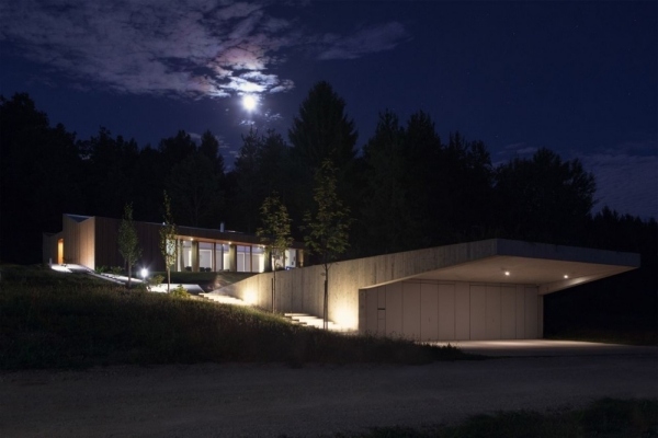 casa de madeira moderna na floresta à noite