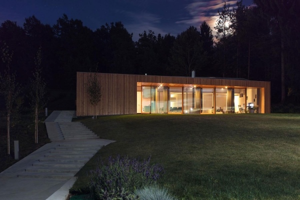 fachada de floresta moderna casa de madeira