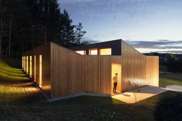 combinação moderna casa de madeira e floresta