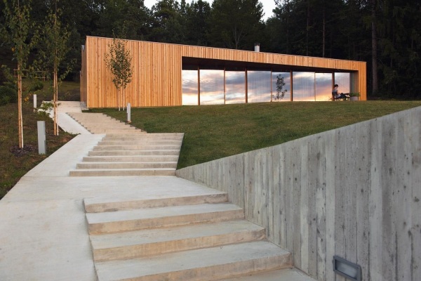 casa de madeira moderna na escada da floresta