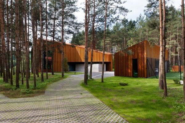 casa de aço em madeira parece um caminho de jardim de design moderno