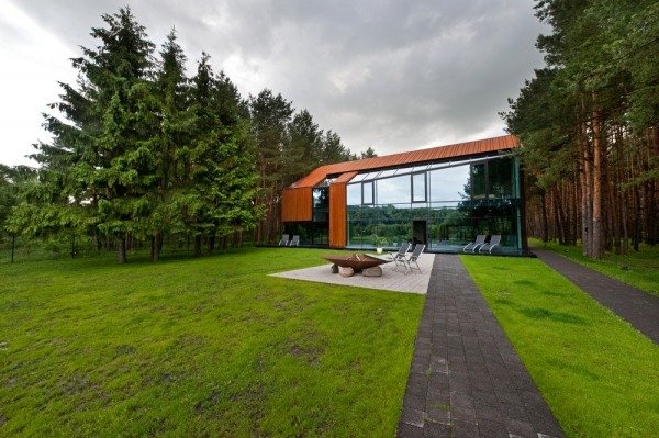 casa de aço em madeira parece um jardim de design moderno