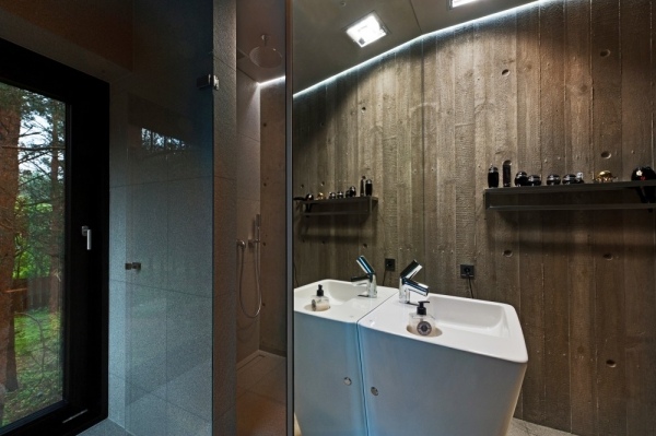 casa de aço em madeira parece banheiro de design moderno