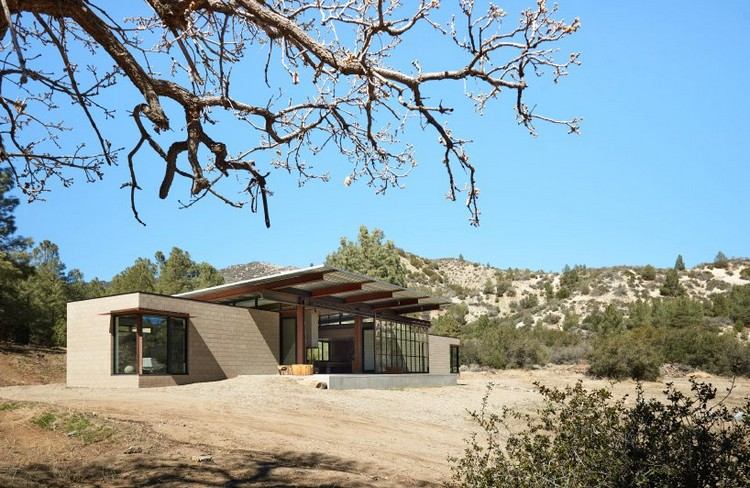 casa da sustentabilidade fora da rede suprimento de energia retiro materiais reciclados localização do cânion colina remota árvore áspera