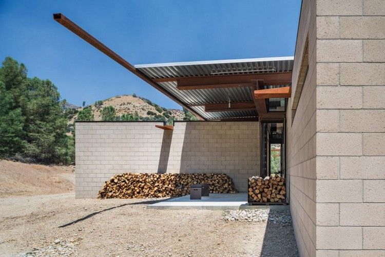 casa da sustentabilidade fora da rede fonte de alimentação retirada de materiais reciclados passagem telhados de madeira