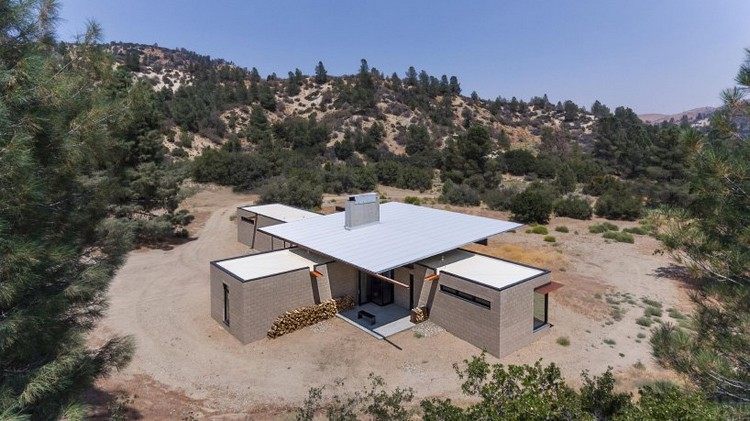 casa da sustentabilidade fora da rede suprimento de energia retiro materiais reciclados telhado plano