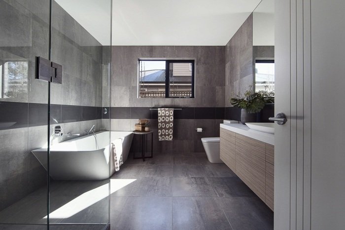 banheiro moderno azulejos cinza chuveiro console de banheira de vidro