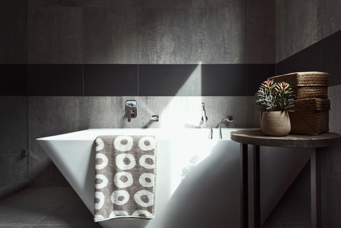 banheiro banheira azulejos brancos modernos planta de pedra