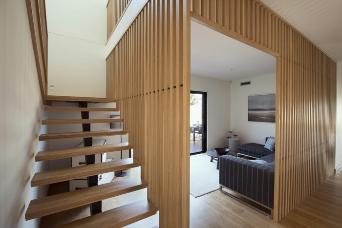 decoração de madeira da sala de escadas torna o design moderno e eficaz