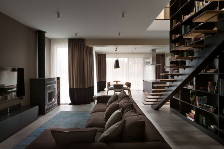 projeto da casa com prateleiras acentuadas, cortinas da área de estar, marrom-acinzentado branco lowboard