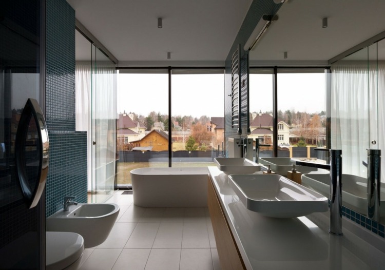 casa design acento prateleira banheiro branco mosaico preto janela espelho frontal