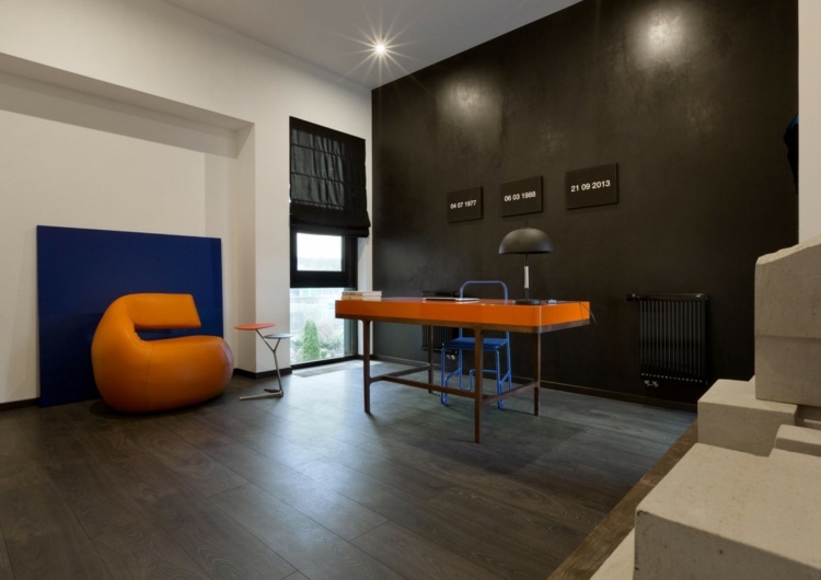 house design acento prateleira escritório laranja mesa poltrona parede preta parquet