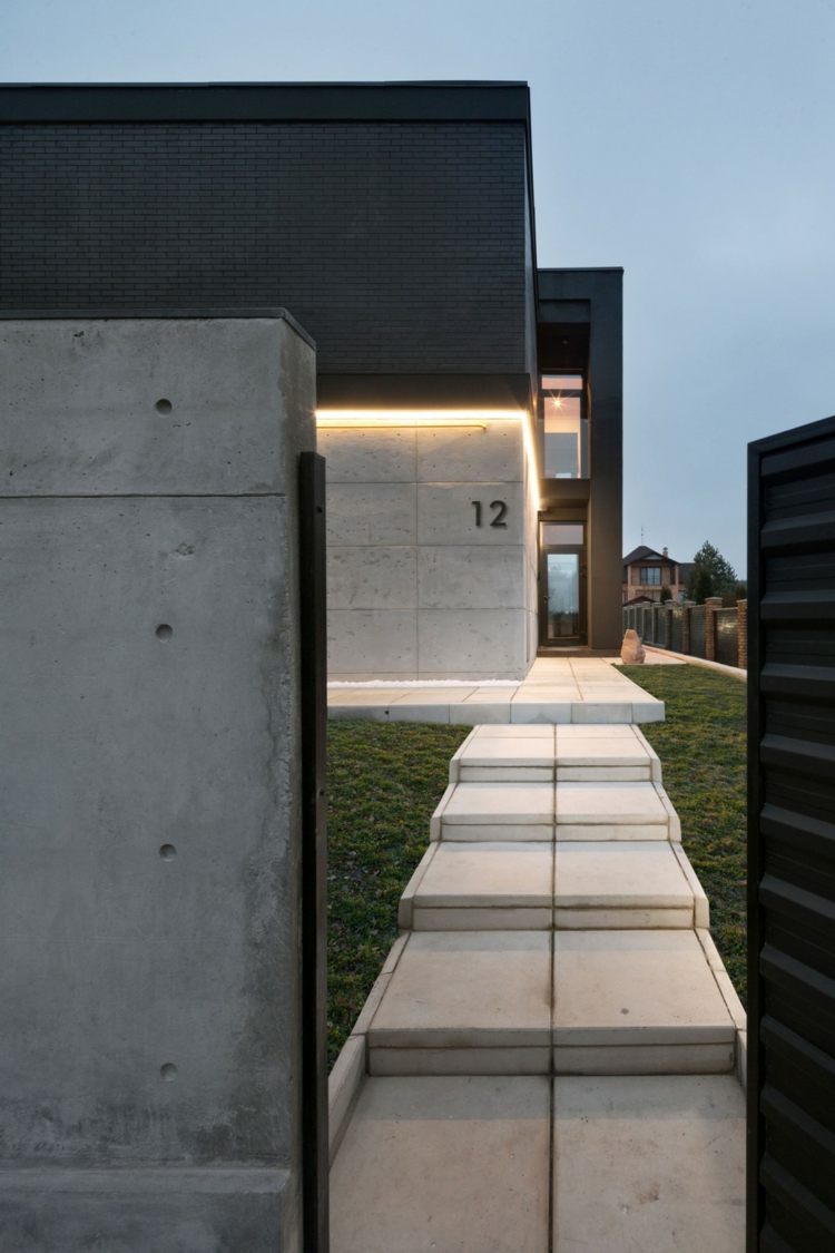 projeto da casa com iluminação indireta do gramado da entrada do caminho da prateleira