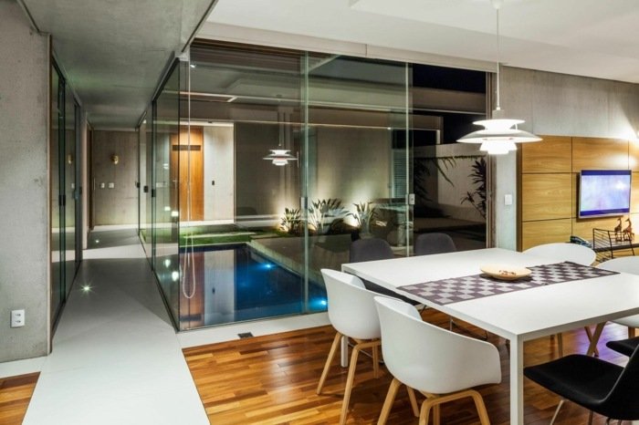projeto da casa com pérgula sala de jantar janela de vidro corredor da piscina