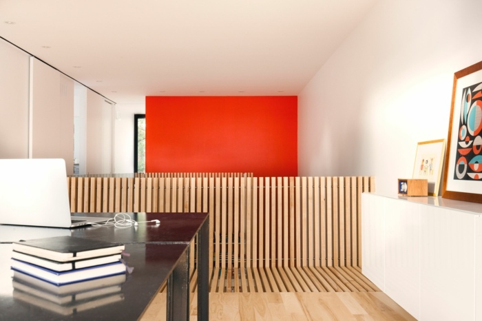 corredor escritório corrimão de madeira parede vermelha moderna