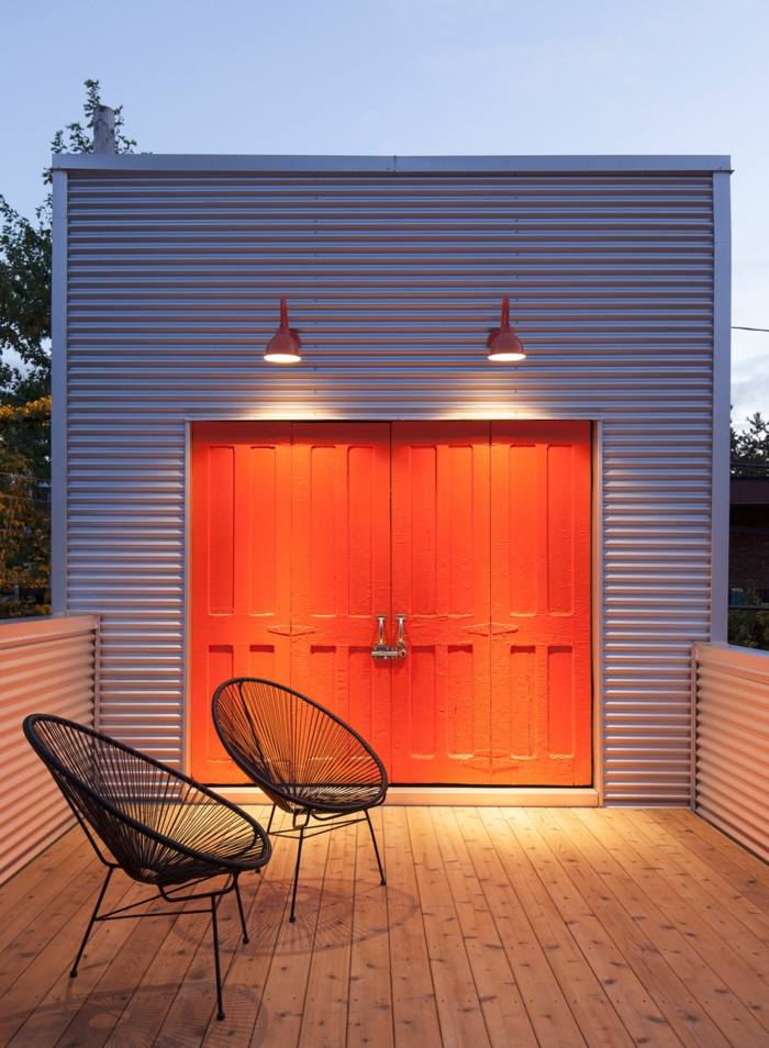 terraço porta varanda painéis vermelhos cadeiras abstratas