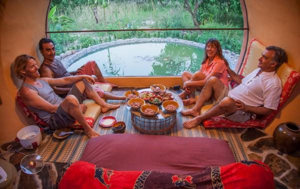 Casa barata construir amigos do segundo andar sentam-se juntos no chão