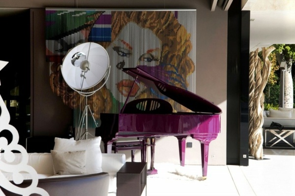 Sala de estar com decalque roxo na parede de piano