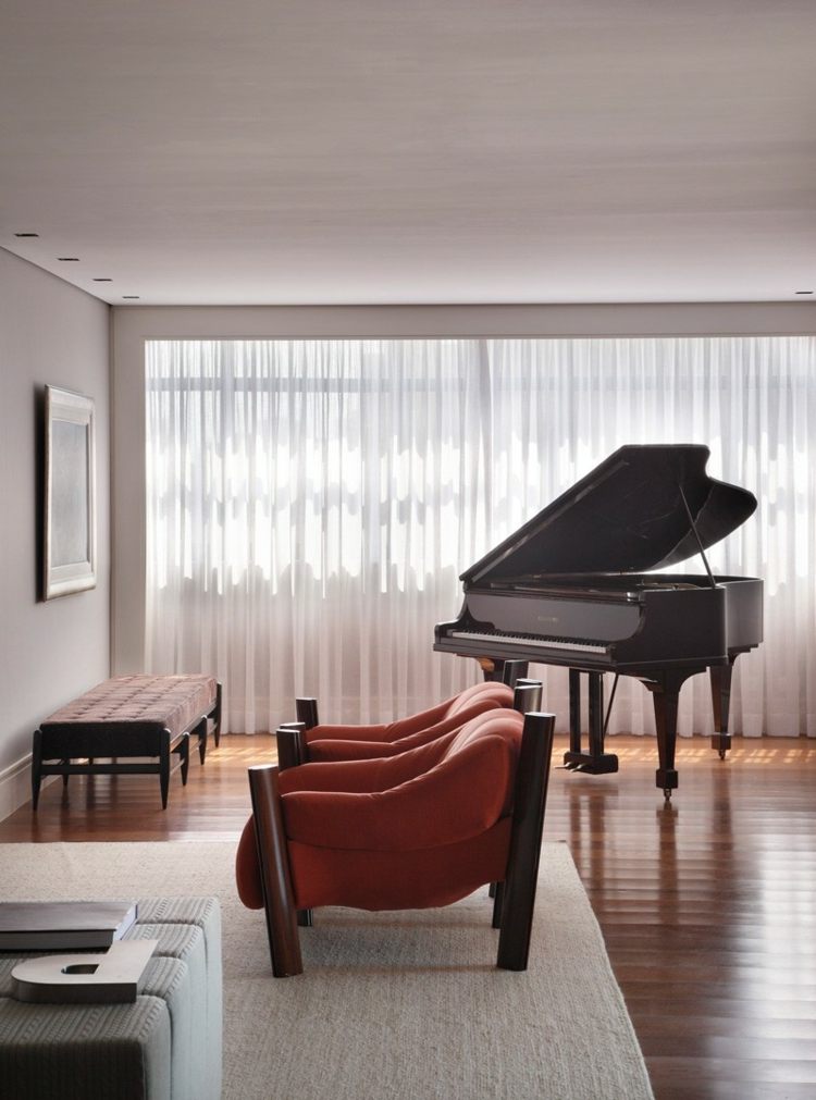 interior da casa em branco e madeira escura, banco de piano estofado em parquet