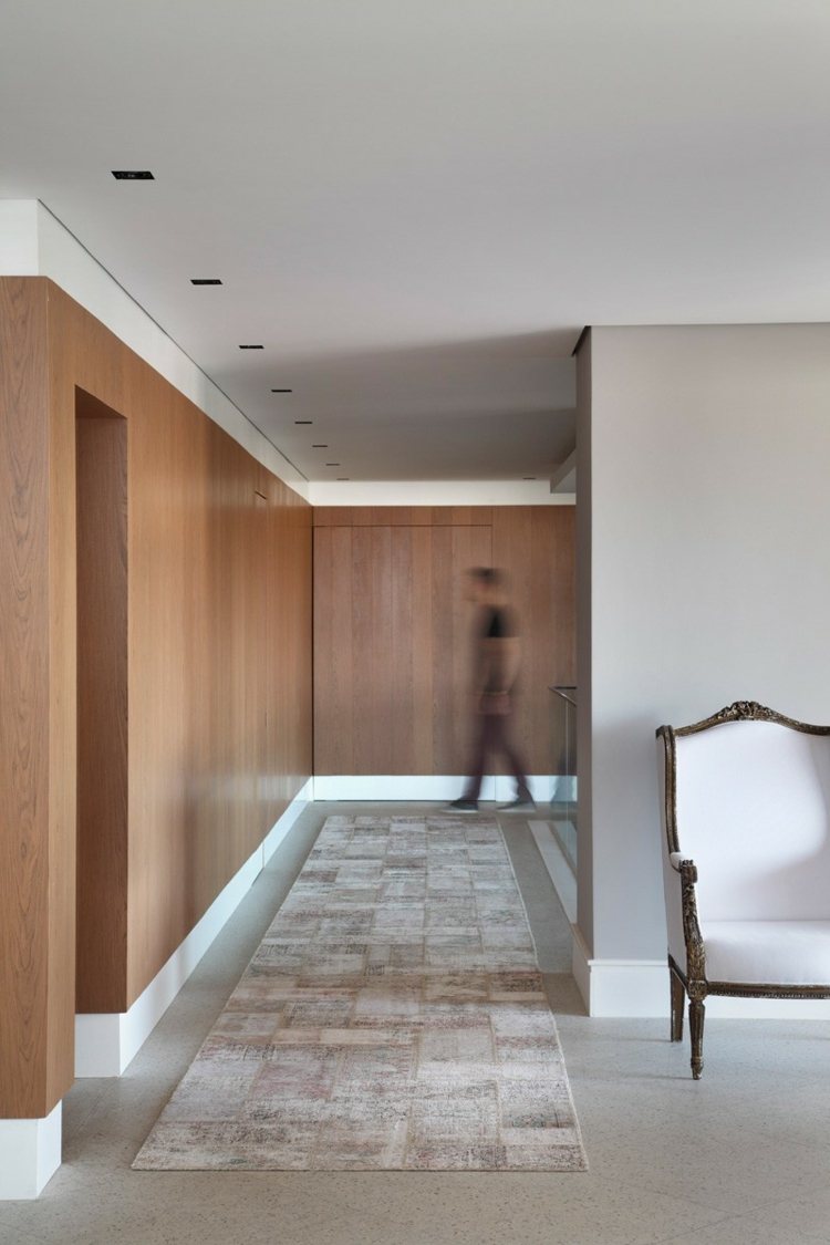 interior da casa em branco e cinza escuro corredor de design móveis vintage