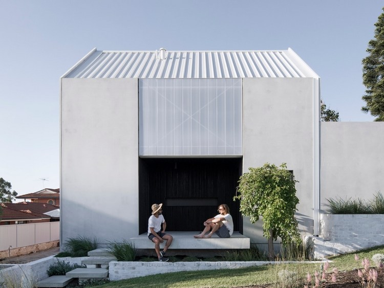 casa com paredes de concreto com design sustentável e formas minimalistas em cinza