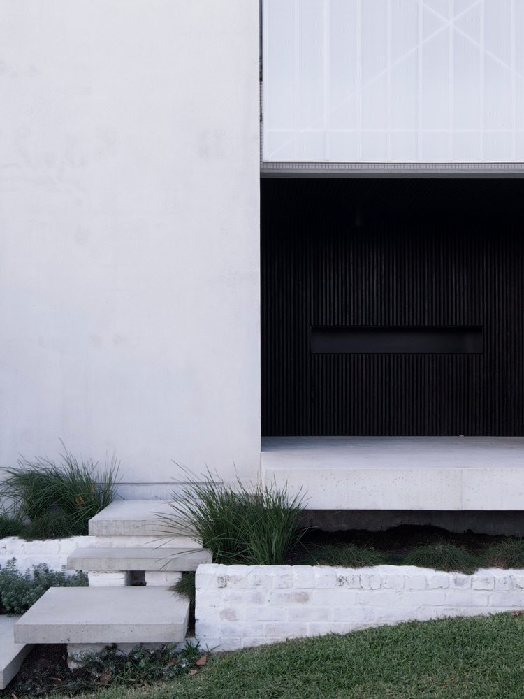 escadas externas de concreto levam à entrada da casa