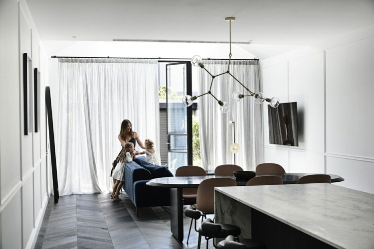 sala de estar moderna com área de jantar e cozinha com bancada de mármore